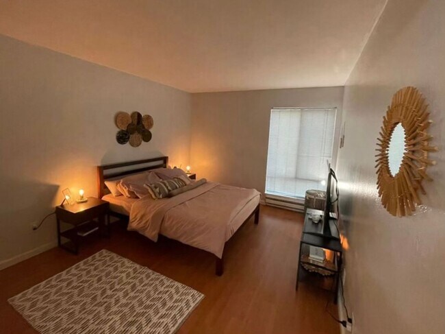 Building Photo - Spacious 1 bedroom with wood laminate floo...