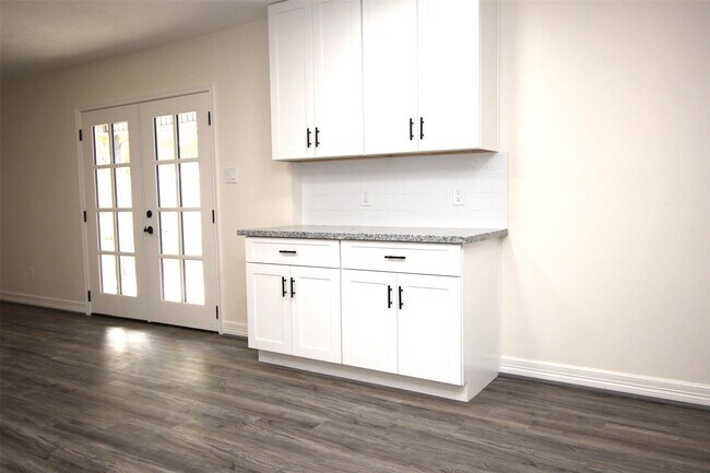 Building Photo - 805 Willow Creek Dr