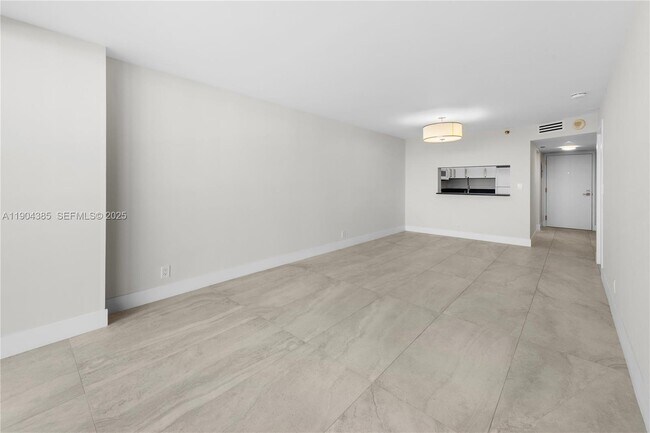 Building Photo - 2555 Collins Ave