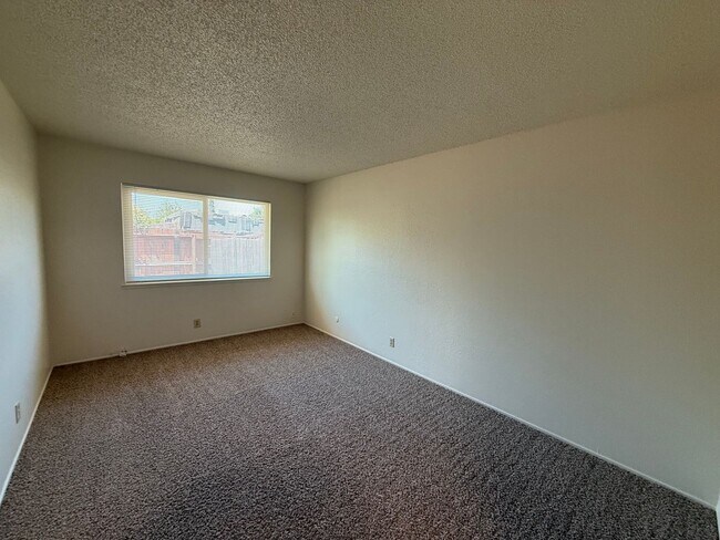Building Photo - Cute 2 bedroom, 2 bath duplex available NOW!