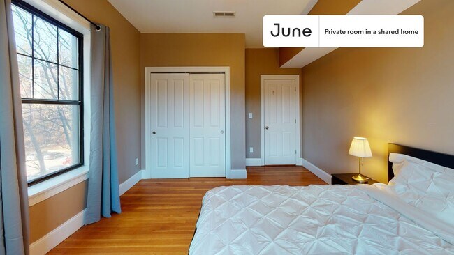 Building Photo - Private bedroom in 4 bed/2 bath Home