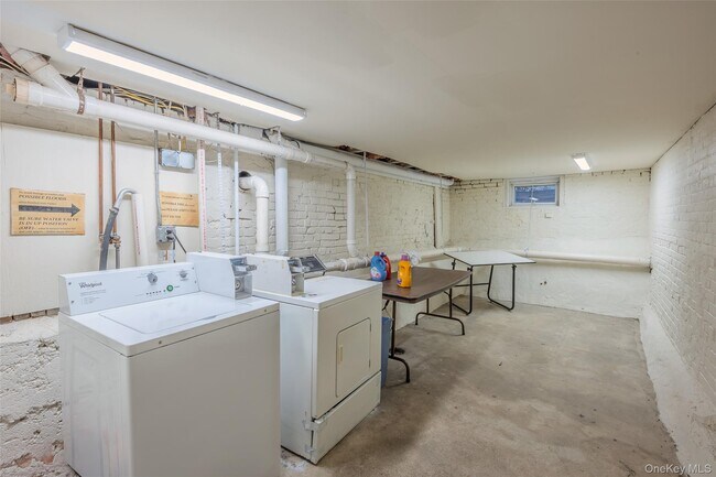 Building Photo - 17 Fairview St