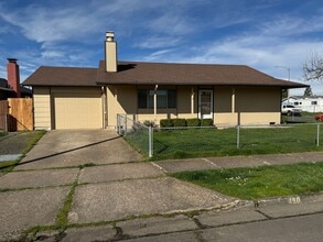 Building Photo - Updated 2 bed 1 bath duplex in Springfield!