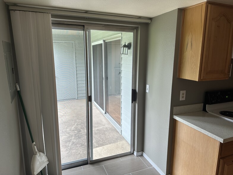 Building Photo - 4641 W Lake Sammamish Pky SE