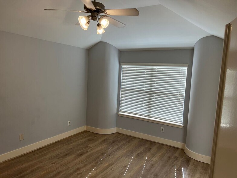 Building Photo - 8672 Meadowcroft Dr