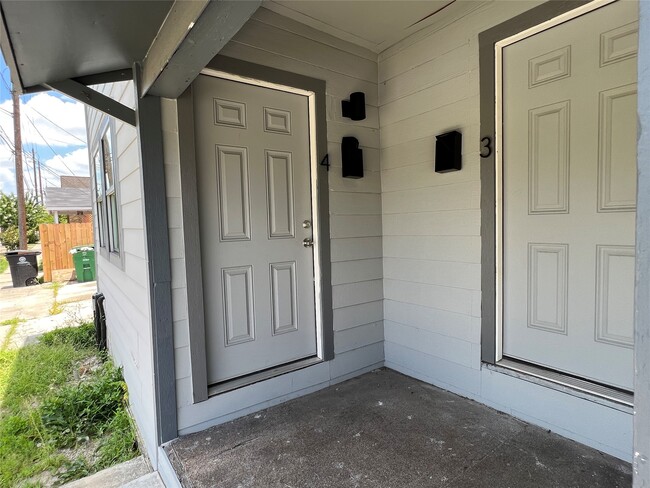 Building Photo - 201 Eastwood St