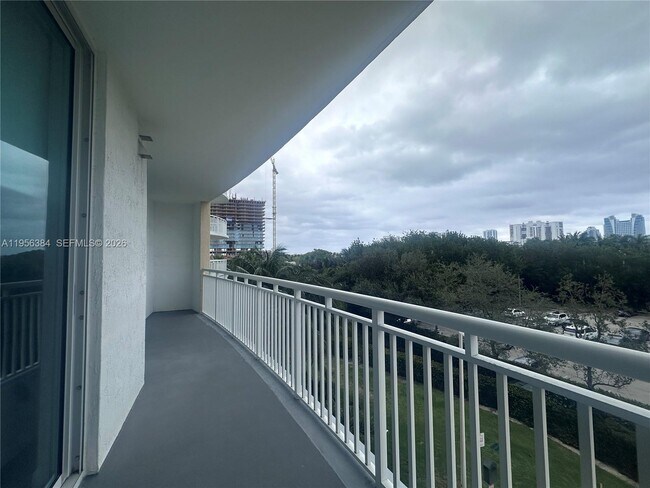 Building Photo - 1755 E Hallandale Beach Blvd