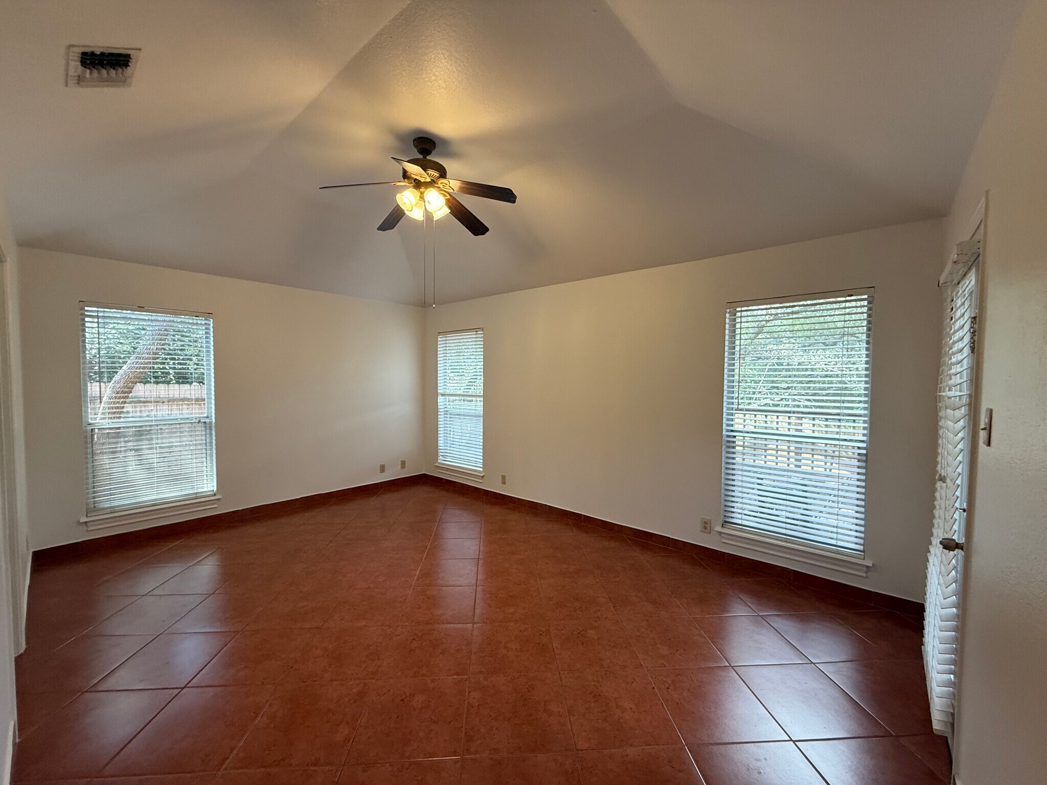 Building Photo - 1907 Summerwood Dr