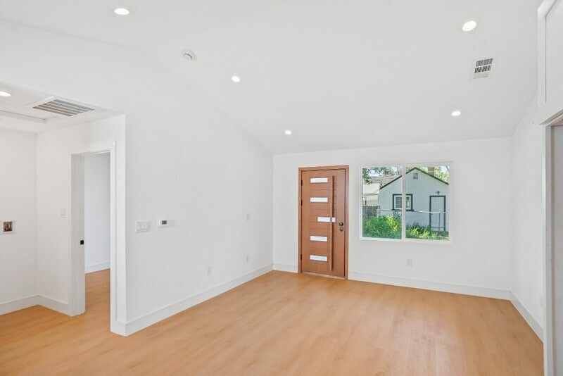 Building Photo - 374 S 21st St