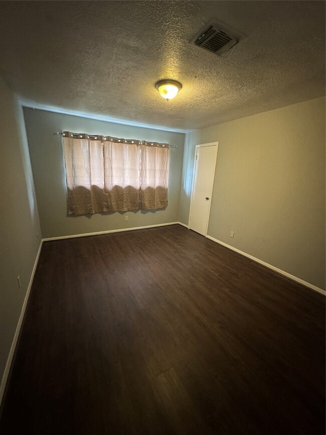 Building Photo - 10032 Neuens Rd