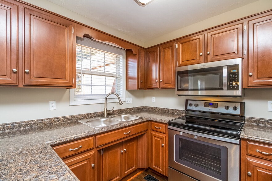 Building Photo - 304 Acorn Ct