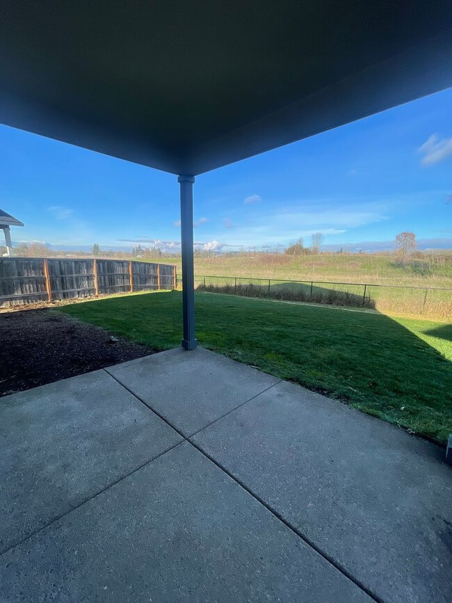 Building Photo - ** MOVE IN SPECIAL!** Must See in NE Albany!