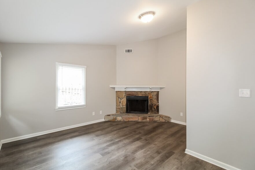 Building Photo - 2570 Broadmoor Ct