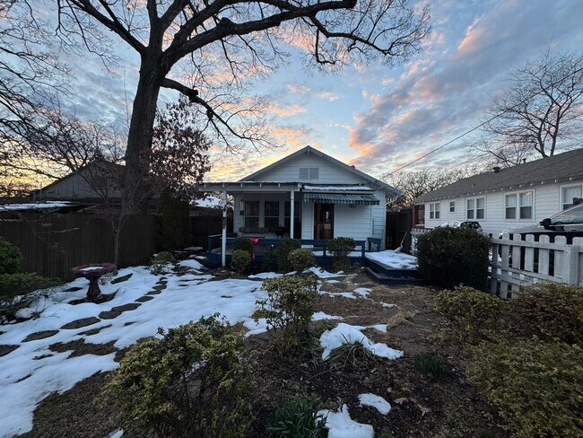 Building Photo - 2017 N Garfield St