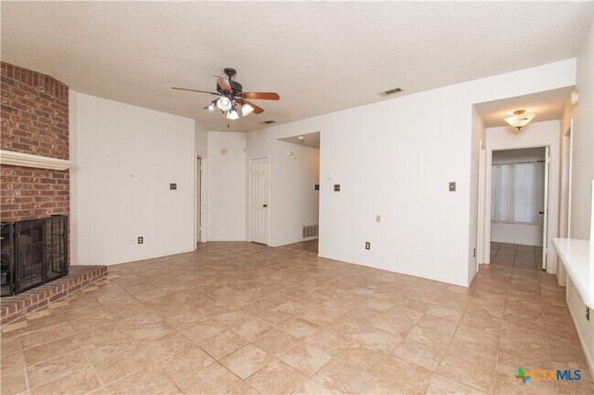 Building Photo - 5104 Glenoak Dr