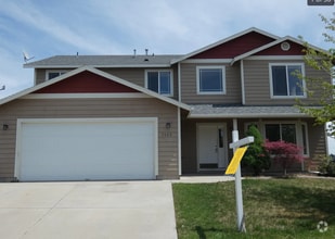 Building Photo - Spacious 4 BR/ 2.5BA