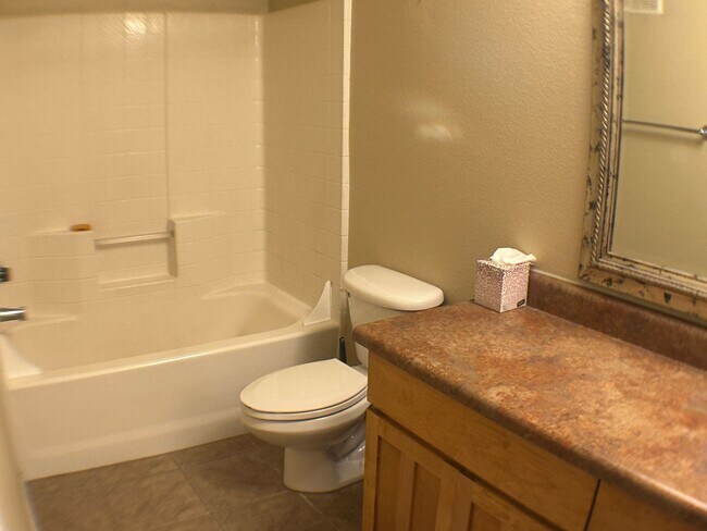 Building Photo - Beautiful 2 bedroom 2 bathroom condo (Avai...