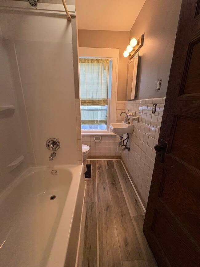 Building Photo - Three Bedroom Single Family Home!