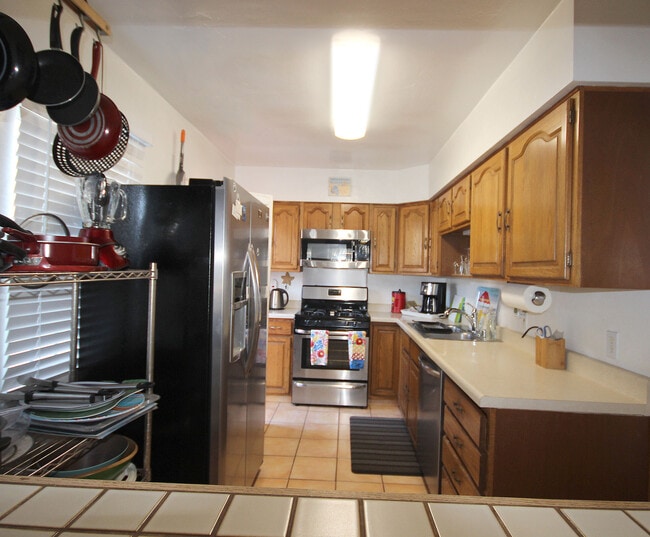 Building Photo - 1036 Felspar St