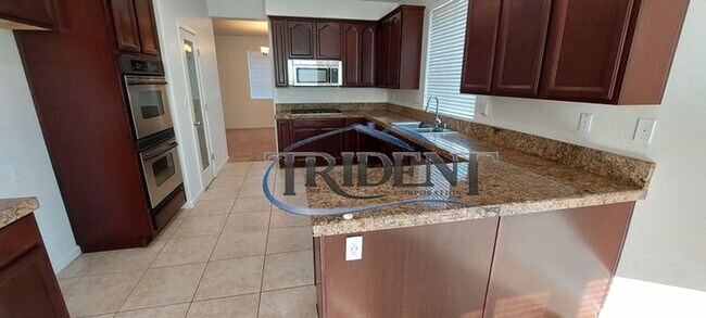 Building Photo - Beautiful 5 bedroom, 3 bath house