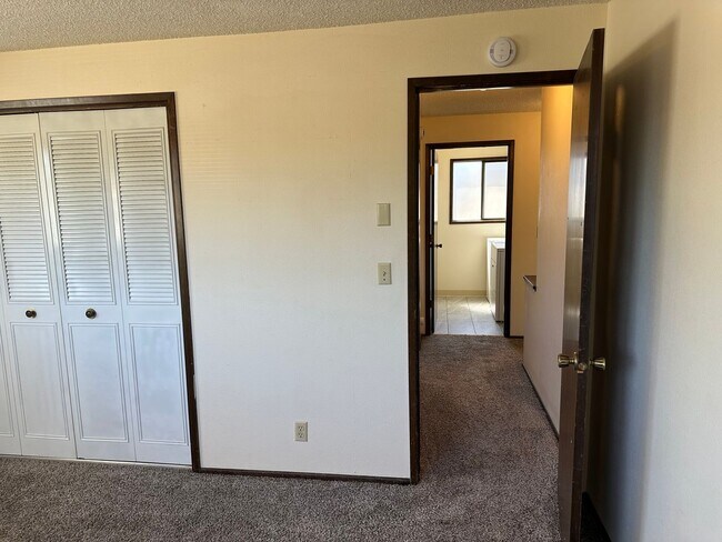 Building Photo - Large 3 bedroom 2.5 bath duplex with a gar...