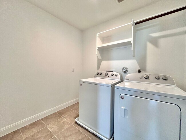 Building Photo - Beautiful and Contemporary 3 BR / 2.5 BA H...