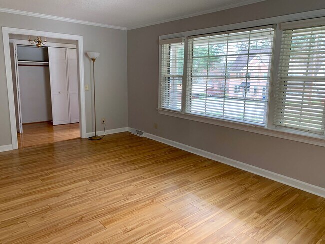 Building Photo - Spacious 4 Bed | 3 Bath Split Level Home i...