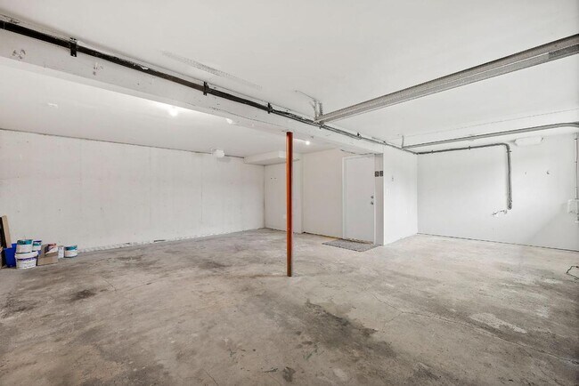 Building Photo - Renovated Tacoma Home with A/C, Huge Den, Bonus Office & Fully Fenced Yard!