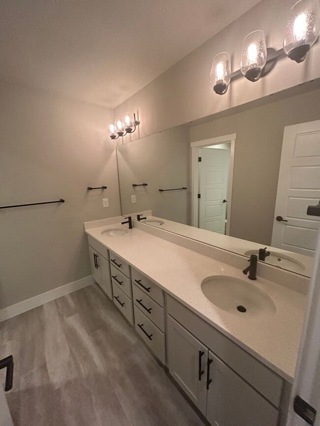Building Photo - Spacious 4 Bed / 3.5 Bath Home in Easton C...