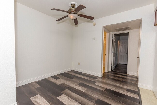 Building Photo - Charming 1 Bedroom Condo