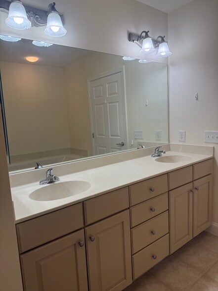 Building Photo - 5 Sally Sweet Way