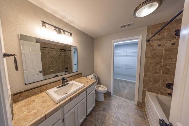 Building Photo - 5 bedroom home in Orchards - RV Parking - Central Air