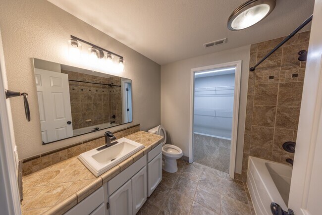 Building Photo - 5 bedroom home in Orchards - RV Parking