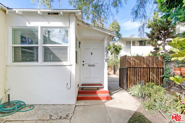 Building Photo - 2227 Montana Ave