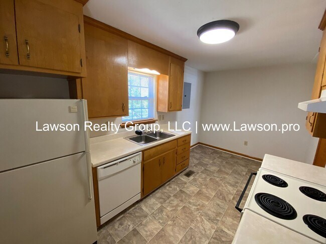 Building Photo - Woodland 5506-5508