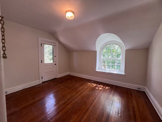 Building Photo - Single Family Heritage Hill Home! Two Bedr...
