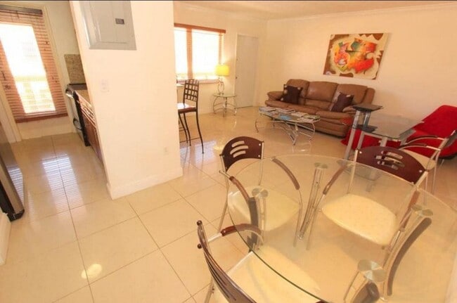 Building Photo - 1725 James Ave