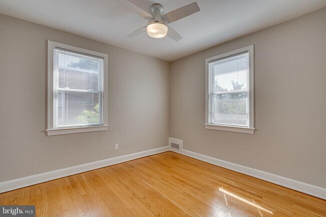 Building Photo - 425 E Luray Ave