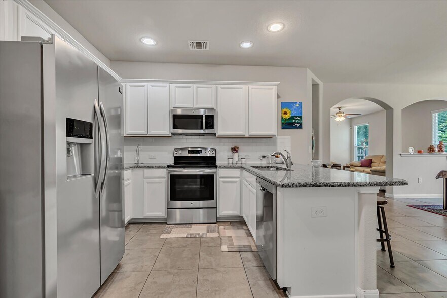 Building Photo - 711 Rolling Oak Dr