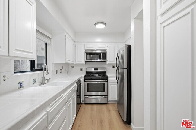 Building Photo - 1423 S Bentley Ave