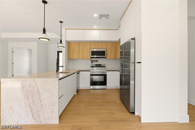 Building Photo - 1514 47th Ave NE