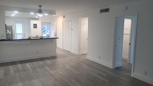 Building Photo - 1100 Pine Dr