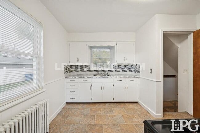 Building Photo - 606 W Poinsetta Ave