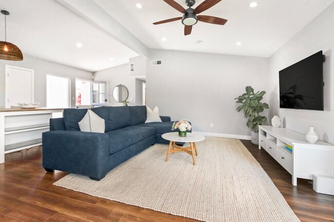 Building Photo - Long Term Unfurnished Rental available a f...
