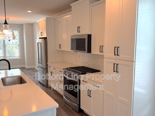 Building Photo - 607 W Tremont Ave