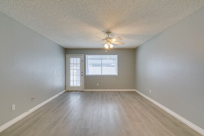 Building Photo - 2117 Willowbury Dr