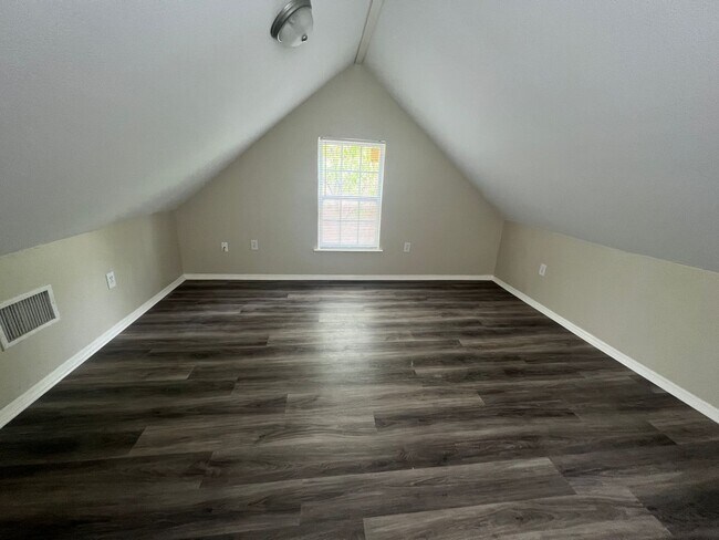 Building Photo - Single Family Home *LEASING SPECIAL AVAILABLE*