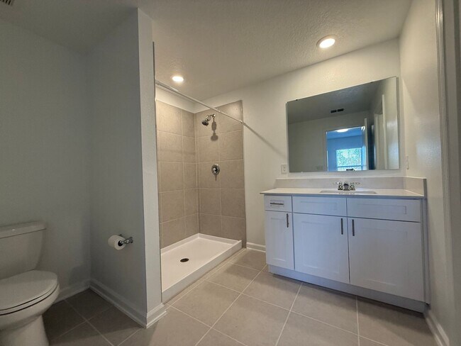 Building Photo - Beautiful 3 bedroom 2 bathroom house