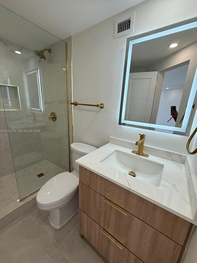 Building Photo - 999 Brickell Bay Dr