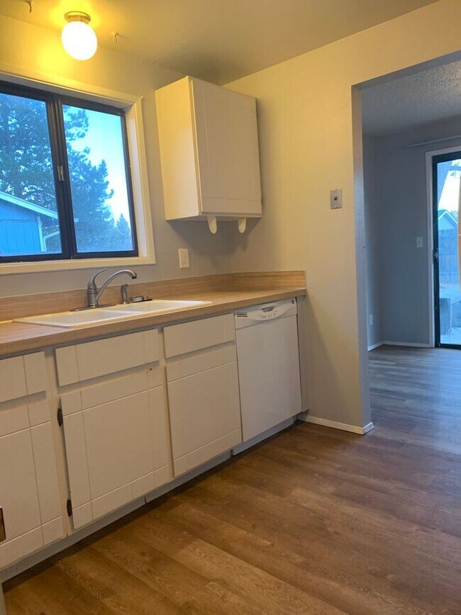 Building Photo - Lovely 3 Bedroom 1 Bath Ranch-Style House ...